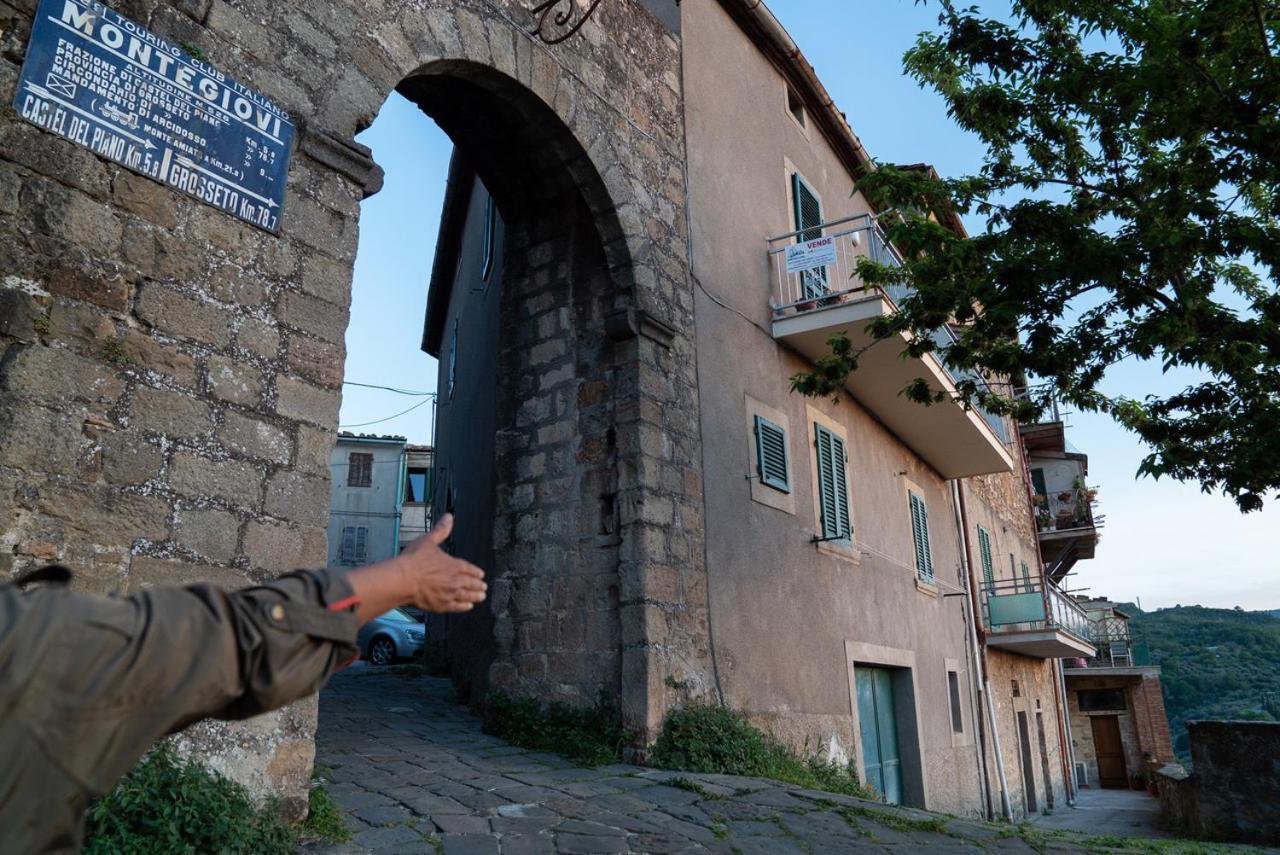 Casa Angolo Cantina Nel Castello Montegiovi Eksteriør billede